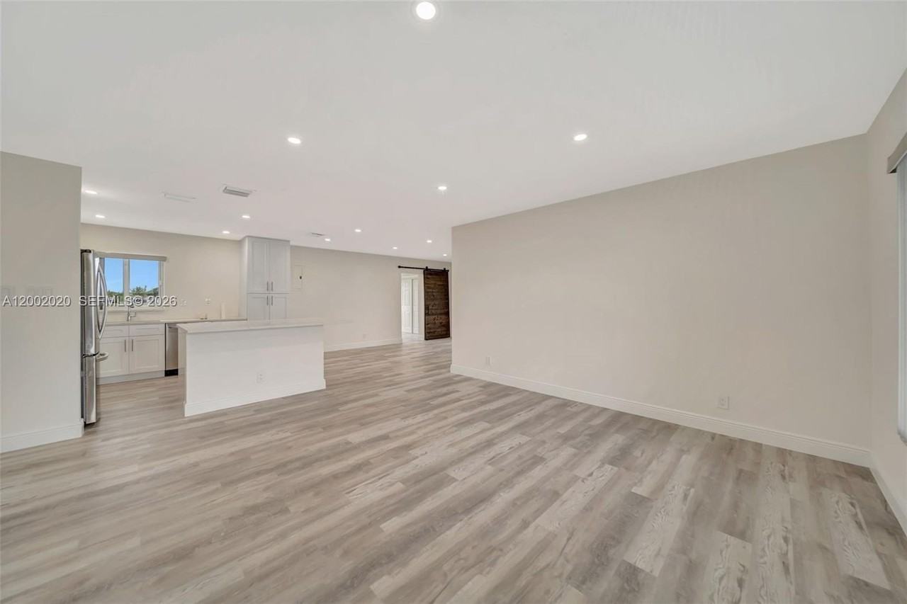 8502 Nw 59th St - Photo 7 of 18