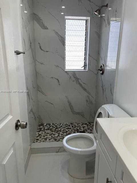 922 Nw 2nd St #4 - Photo 6 of 14