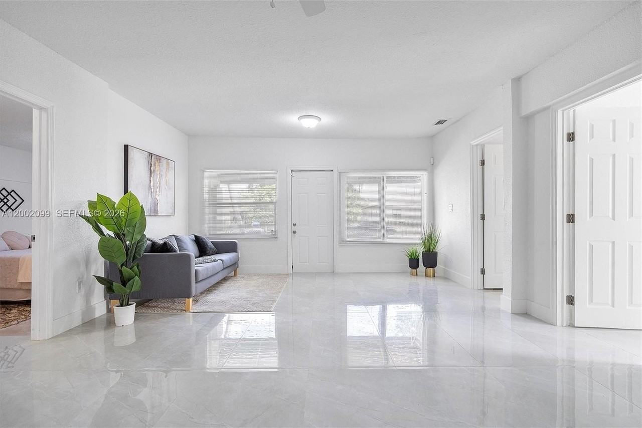 1810 Nw 47th St - Photo 3 of 26