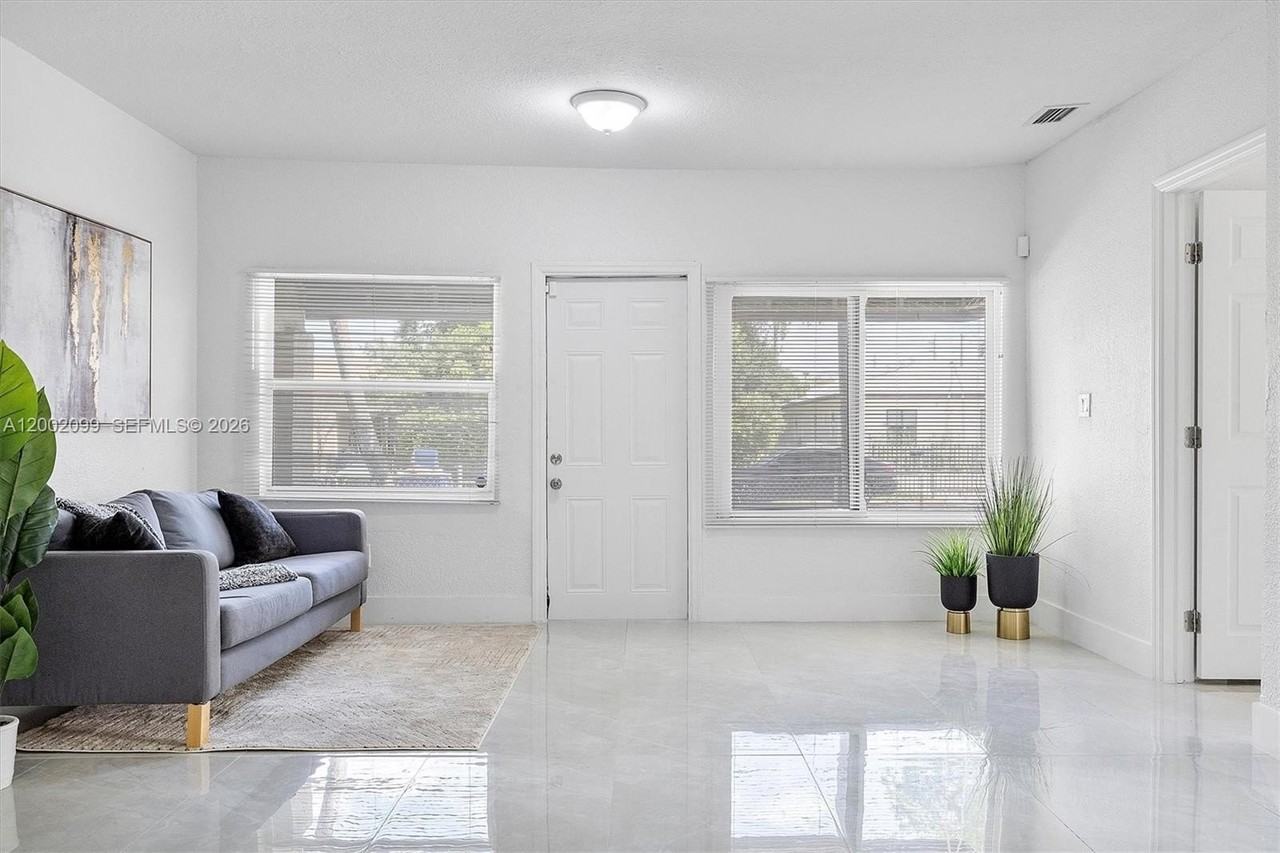 1810 Nw 47th St - Photo 4 of 26