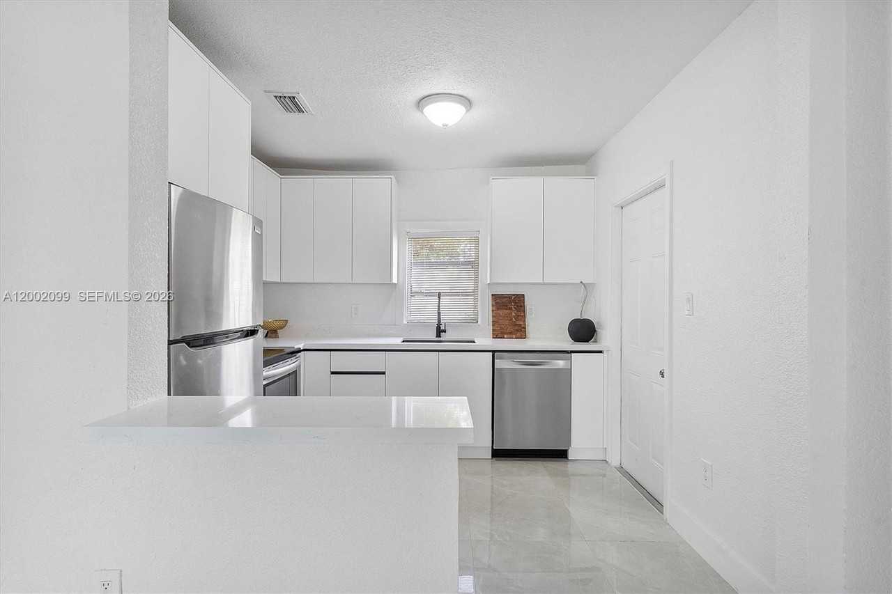 1810 Nw 47th St - Photo 6 of 26