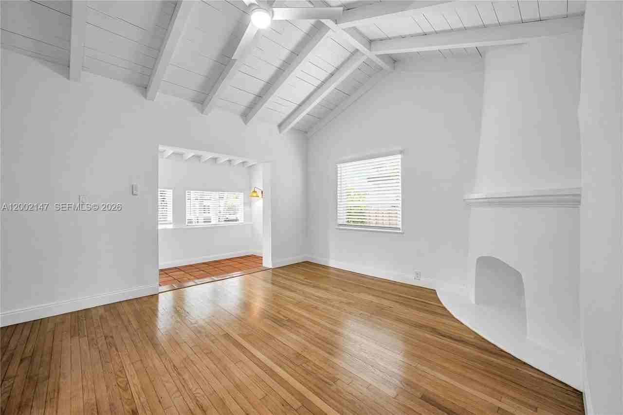 429 Ne 73rd St - Photo 4 of 49