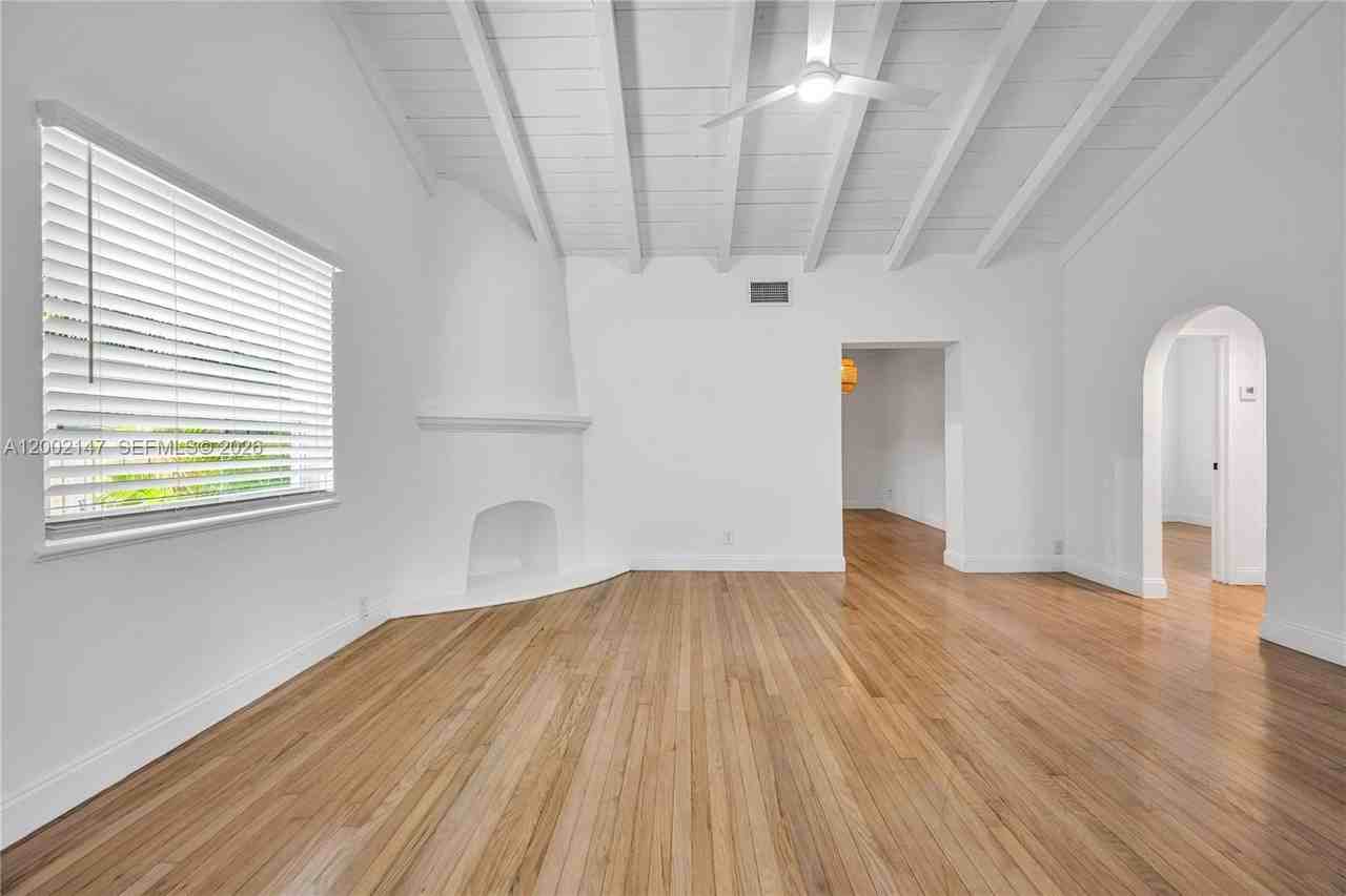 429 Ne 73rd St - Photo 5 of 49