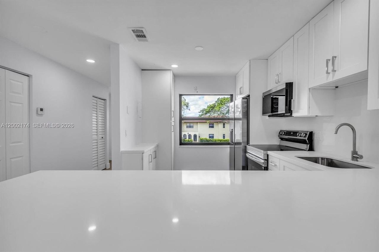 8535 Casa Del Lago #F - Photo 7 of 36