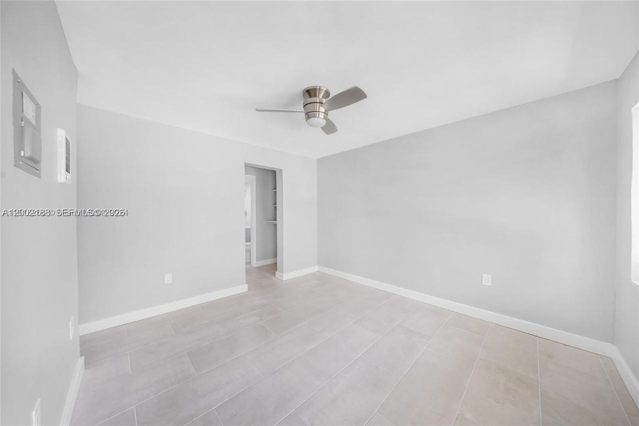 1140 Nw 1st Pl #4 - Photo 4 of 18