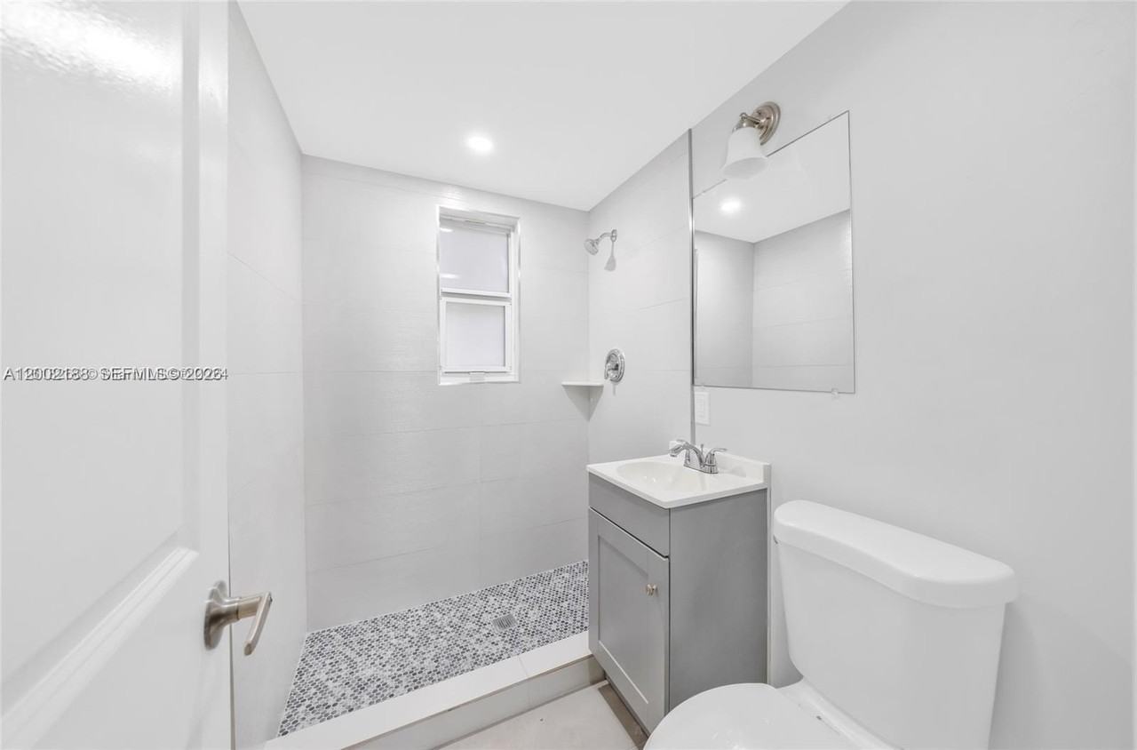 1140 Nw 1st Pl #4 - Photo 6 of 18