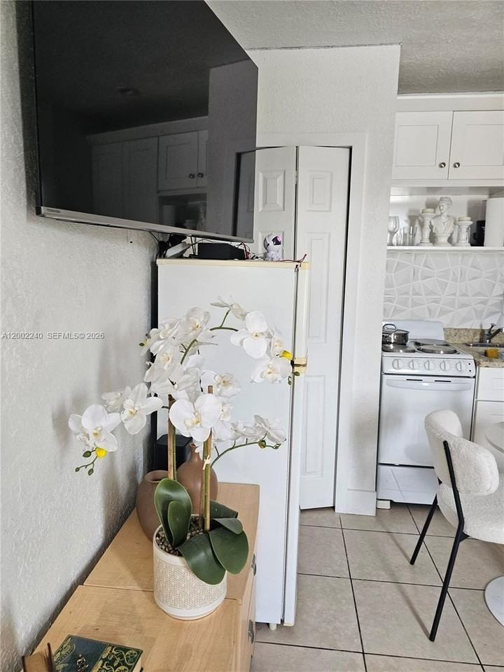 2513 Sw 10th St #5 - Photo 2 of 5