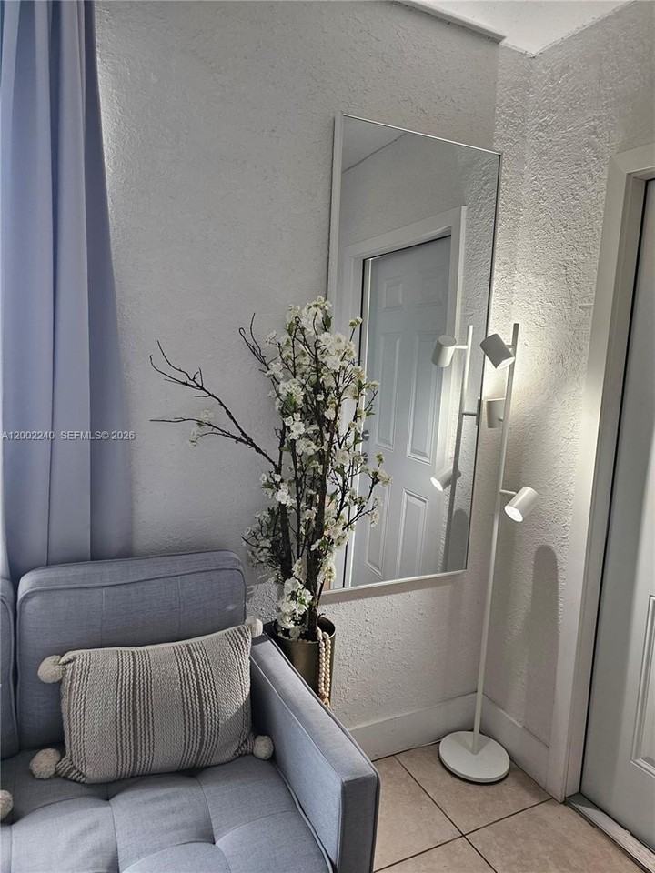 2513 Sw 10th St #5 - Photo 4 of 5