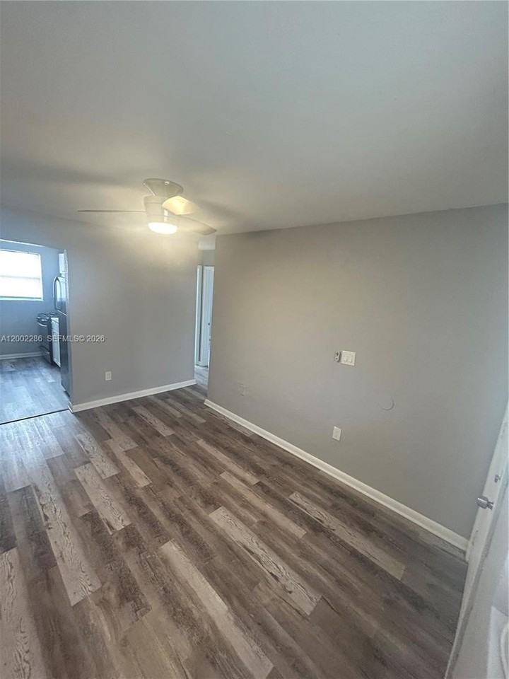 161 Nw 15th St #3 - Photo 3 of 15