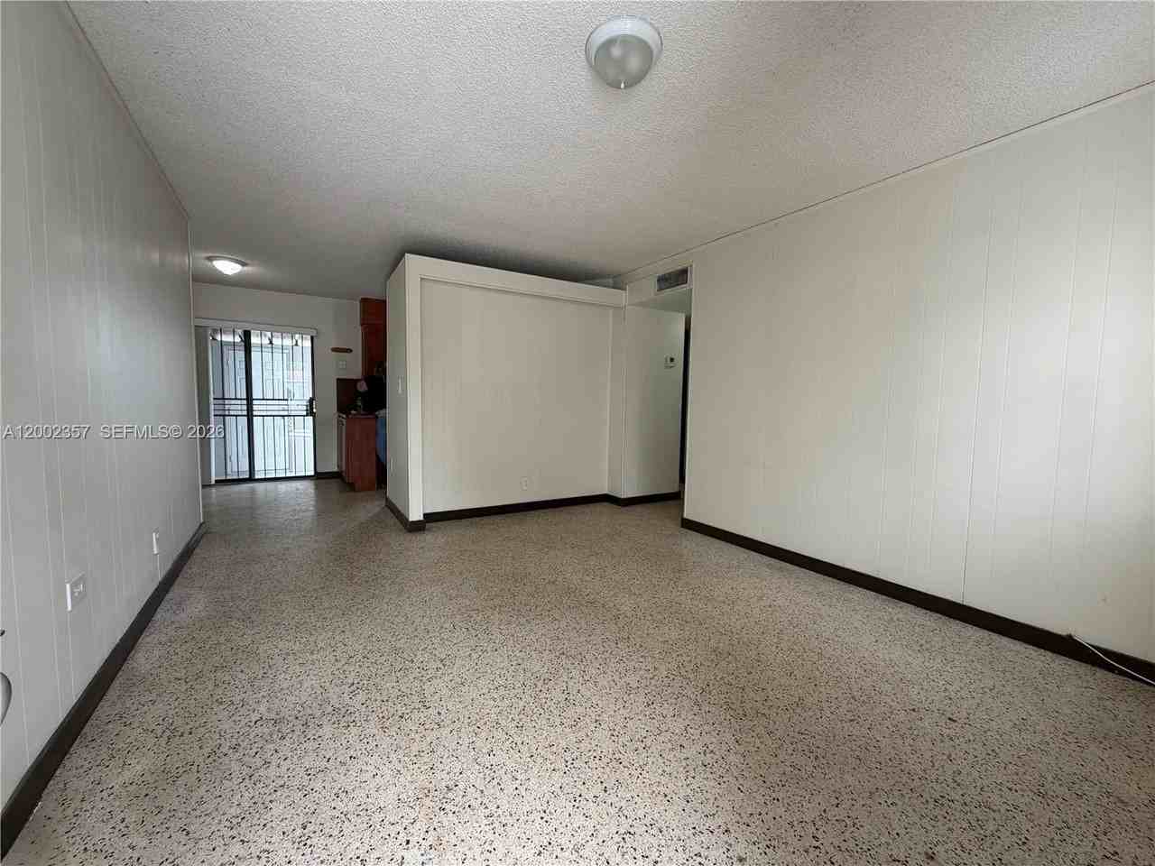 251 Sw 69th Ave - Photo 6 of 20