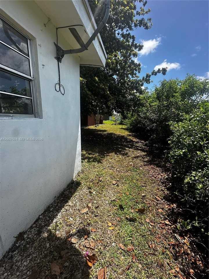 821 Sw 2nd St - Photo 2 of 25