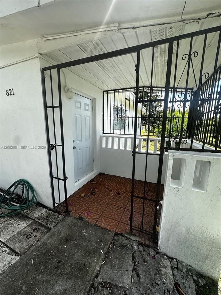 821 Sw 2nd St - Photo 5 of 25