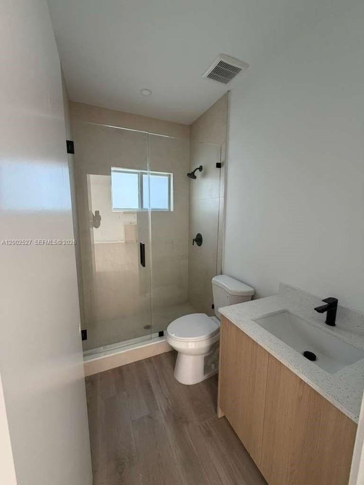 831 Se 9th Ave - Photo 3 of 6