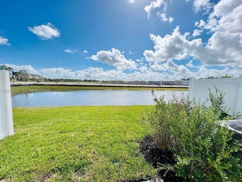 212 Se Woodbark St - Photo 2 of 29