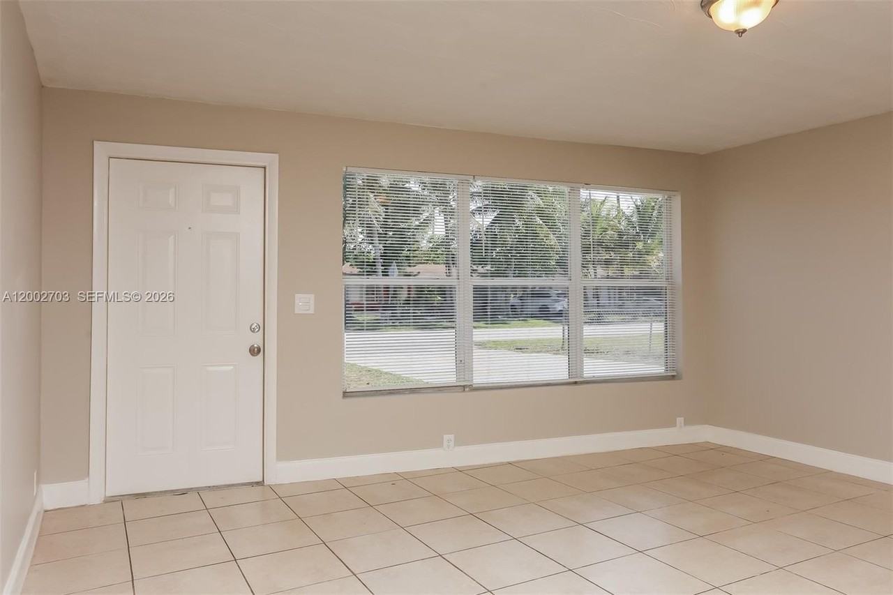 1425 Ne 29th St - Photo 3 of 18