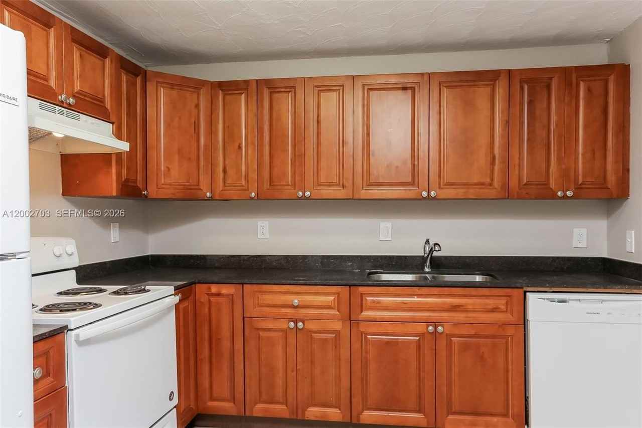 1425 Ne 29th St - Photo 6 of 18