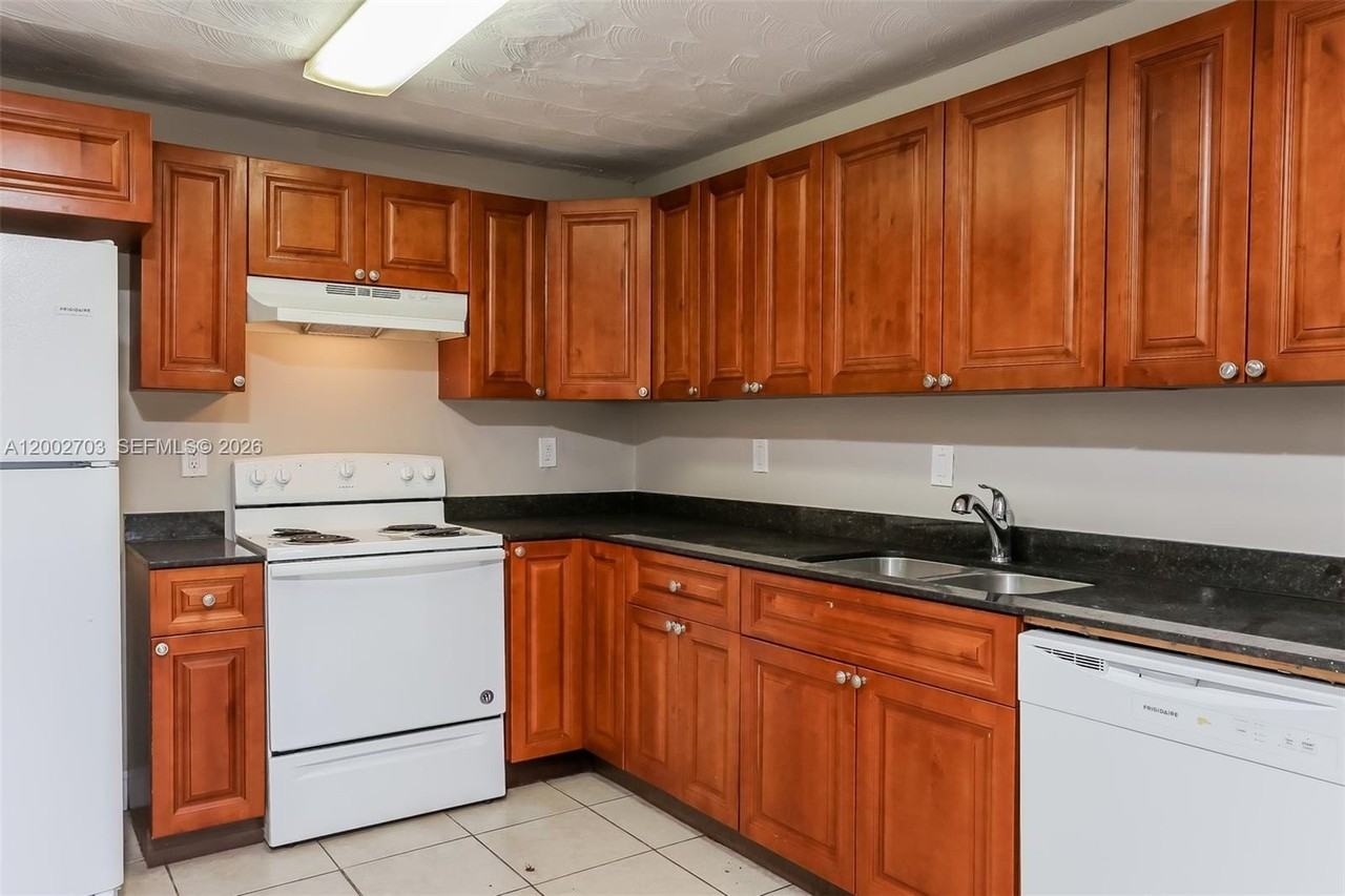 1425 Ne 29th St - Photo 7 of 18