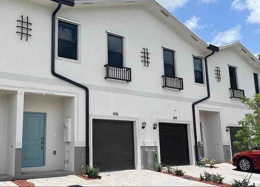 606 Sw 12th St - Photo 2 of 17