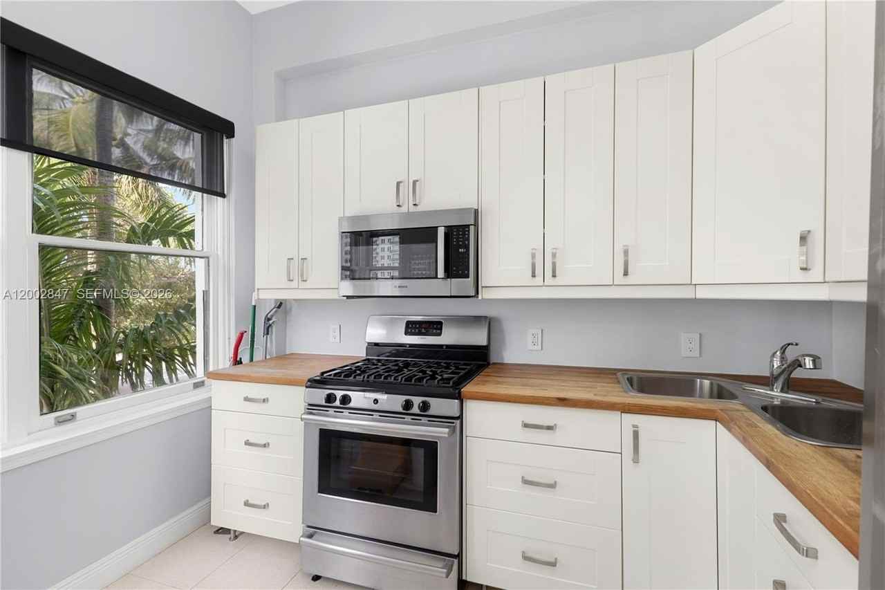 2421 Lake Pancoast Dr #3D - Photo 3 of 26