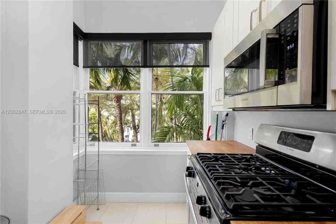 2421 Lake Pancoast Dr #3D - Photo 4 of 26