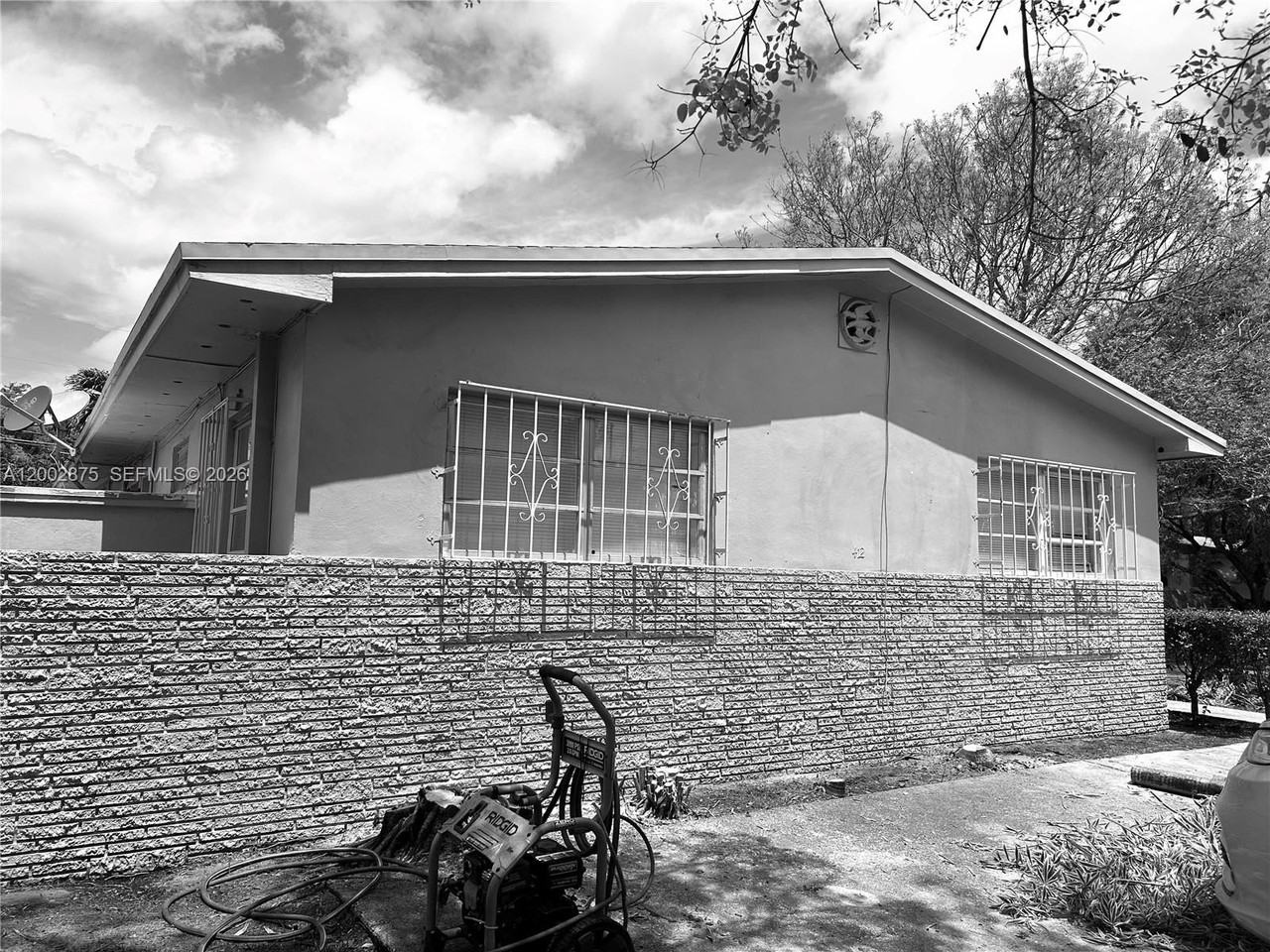 412 Sw 10th St #1-2 - Photo 3 of 11