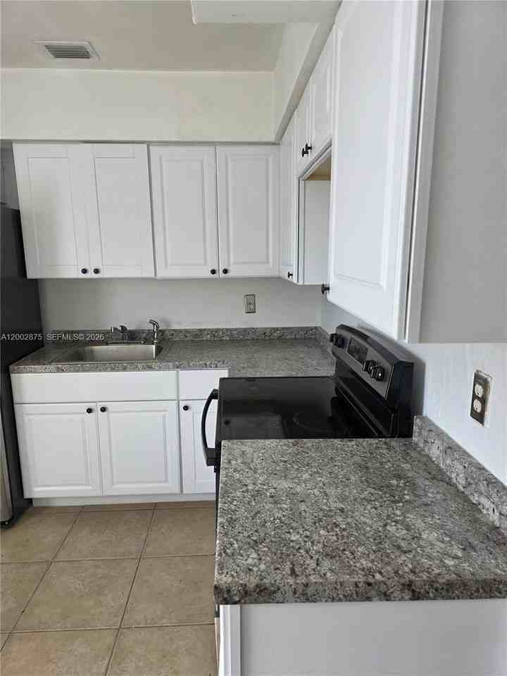 412 Sw 10th St #1-2 - Photo 5 of 11