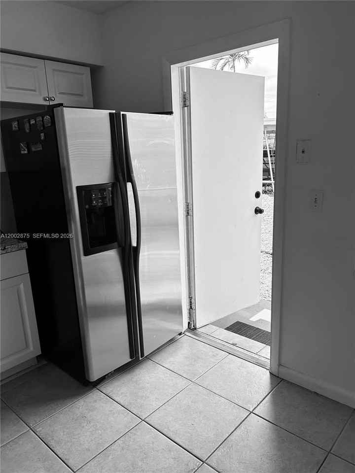 412 Sw 10th St #1-2 - Photo 6 of 11