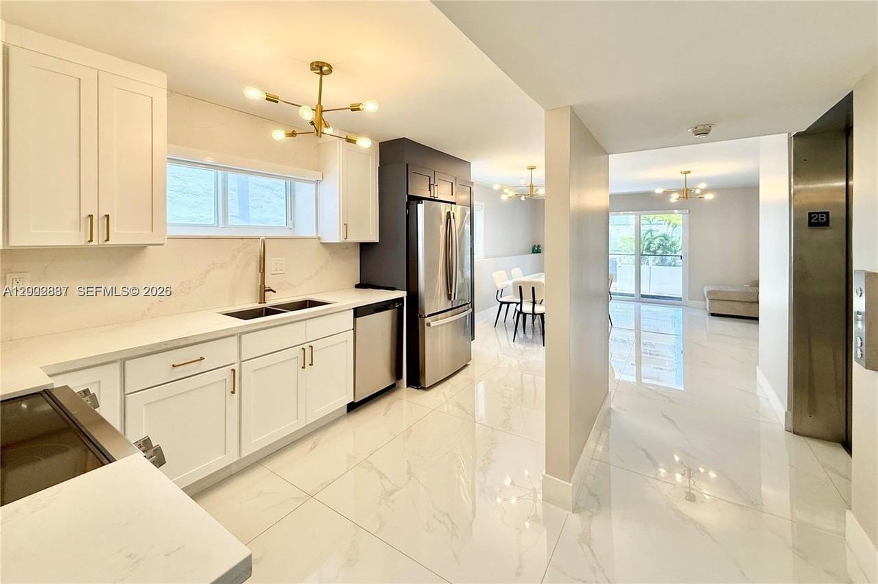 4122 Collins Ave #2B - Photo 3 of 13