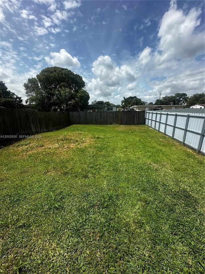 26524 Sw 138th Ave #26524 - Photo 4 of 32