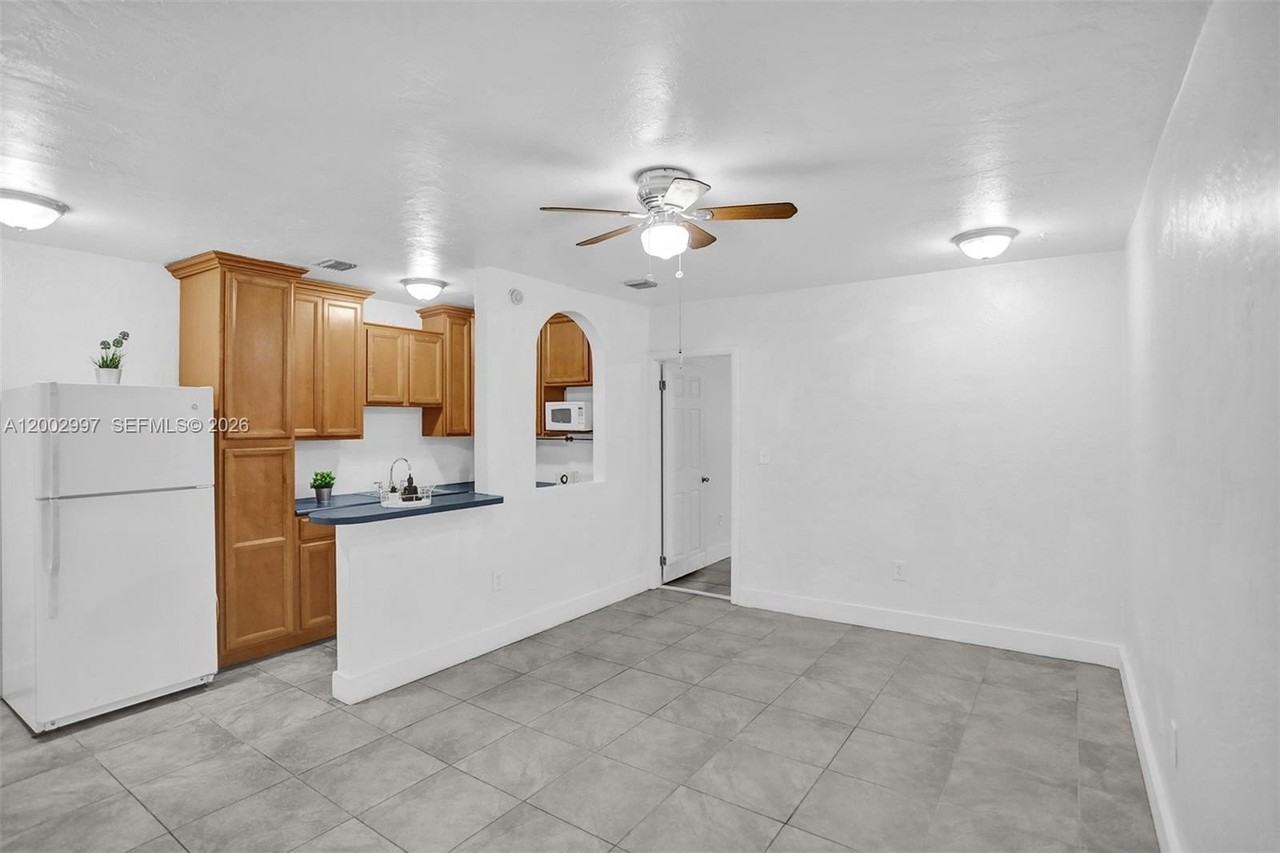 1860 Venice Park Dr #213 - Photo 3 of 33