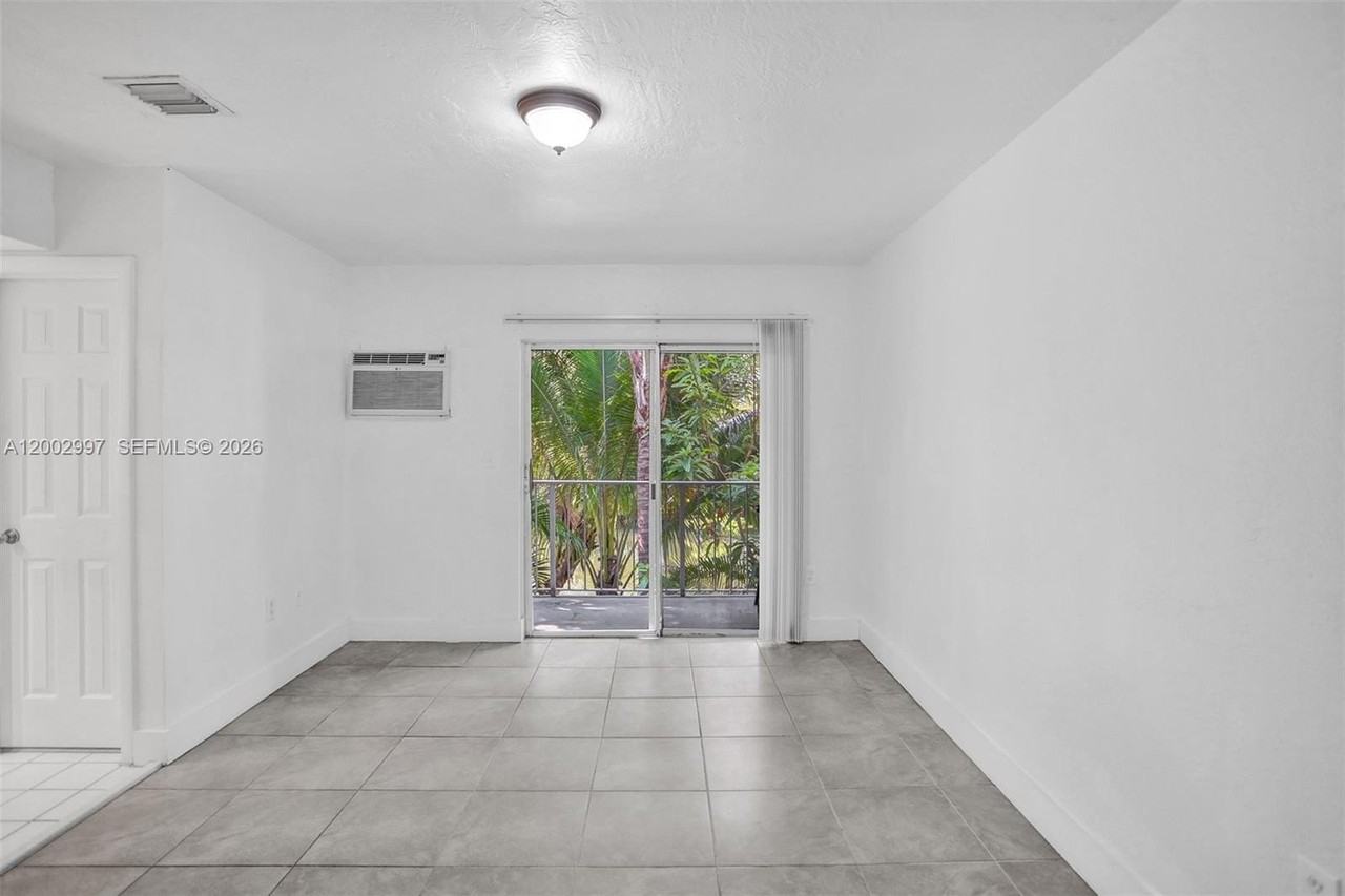 1860 Venice Park Dr #213 - Photo 6 of 33