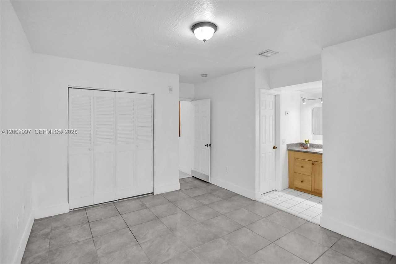 1860 Venice Park Dr #213 - Photo 7 of 33