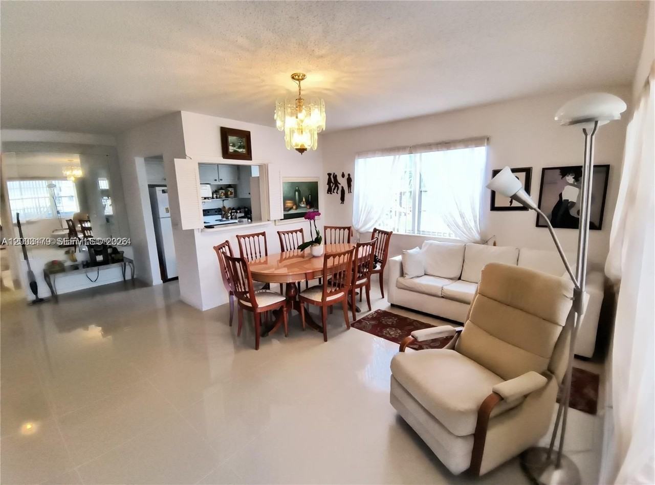 308 Markham N - Photo 3 of 19