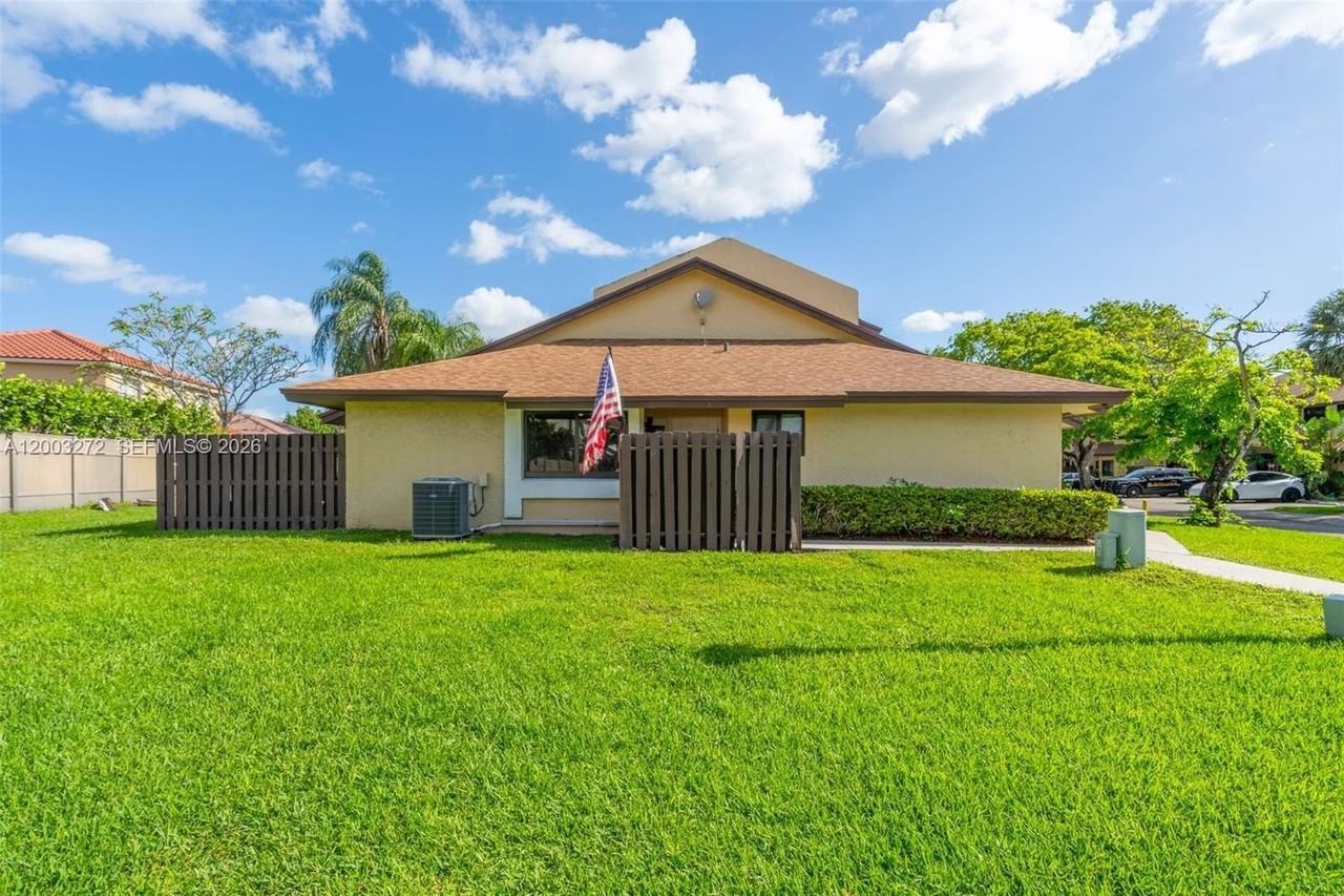 250 Sw 97th Ter - Photo 2 of 24