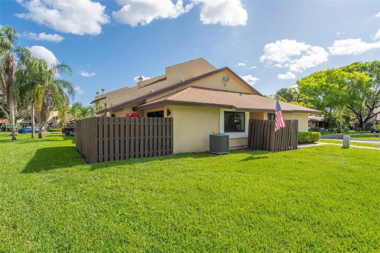 250 Sw 97th Ter - Photo 3 of 24