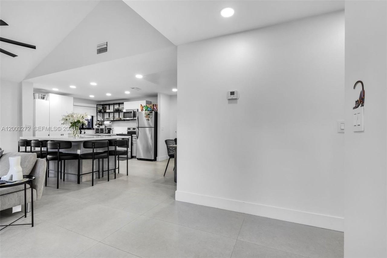 250 Sw 97th Ter - Photo 4 of 24