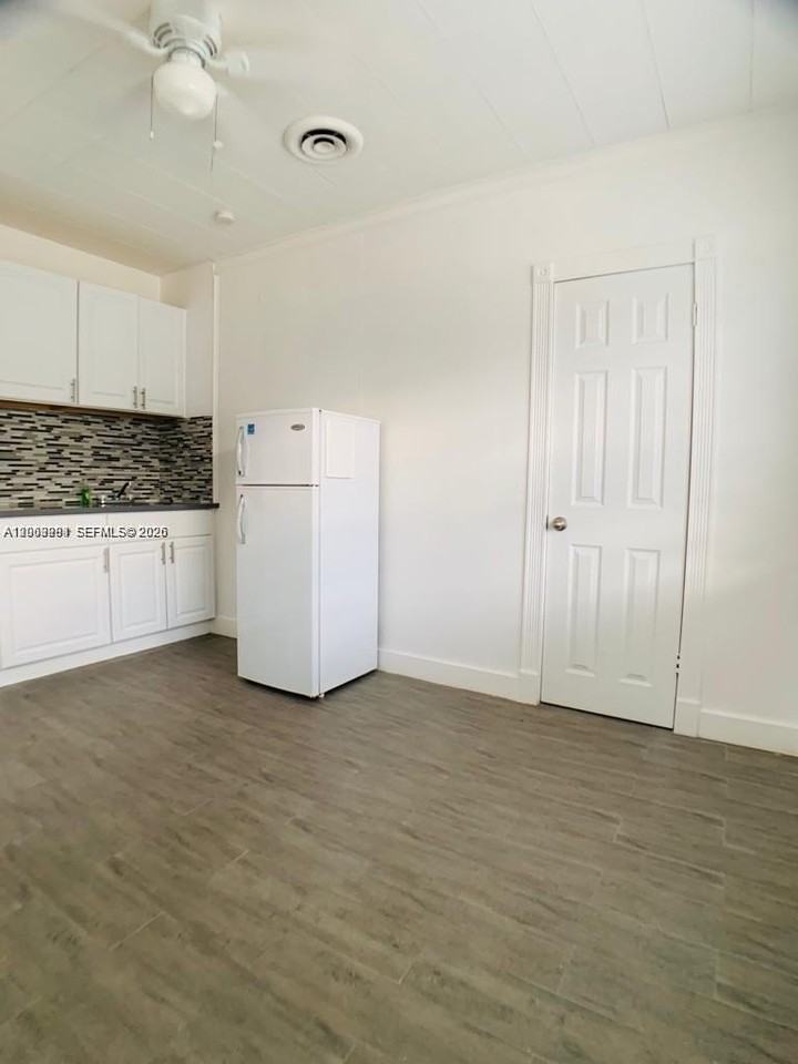 1843 Dewey St #100 - Photo 6 of 11