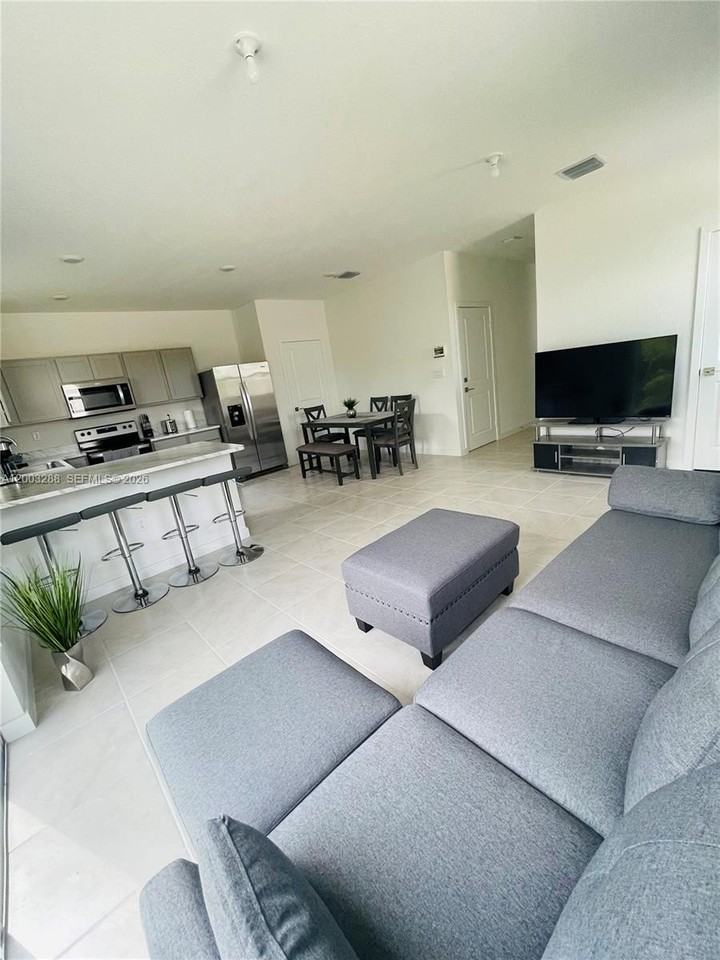 916 Se 19th St #916 - Photo 2 of 17