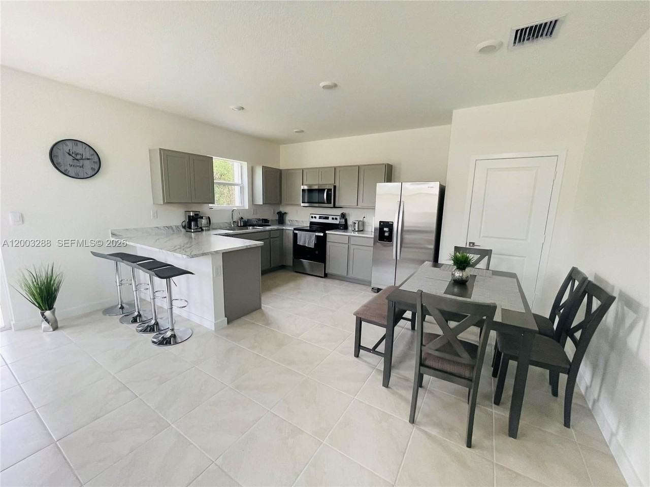 916 Se 19th St #916 - Photo 3 of 17