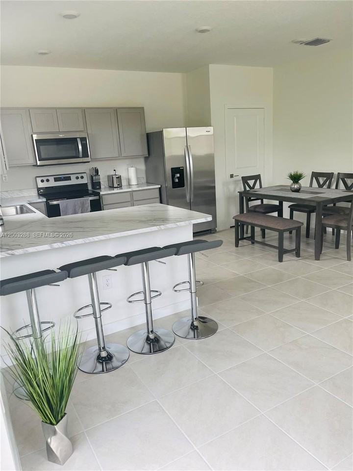 916 Se 19th St #916 - Photo 4 of 17