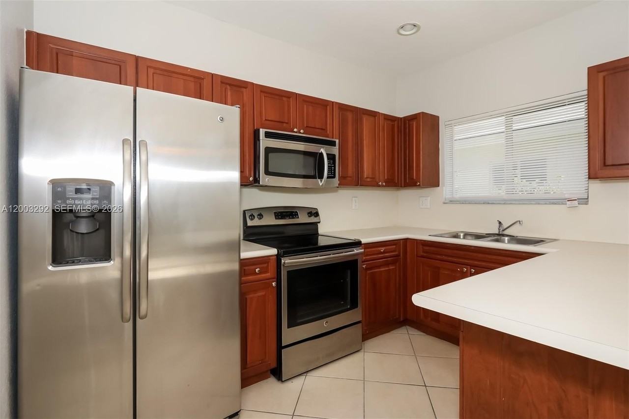 3168 Ne 4th St - Photo 6 of 15