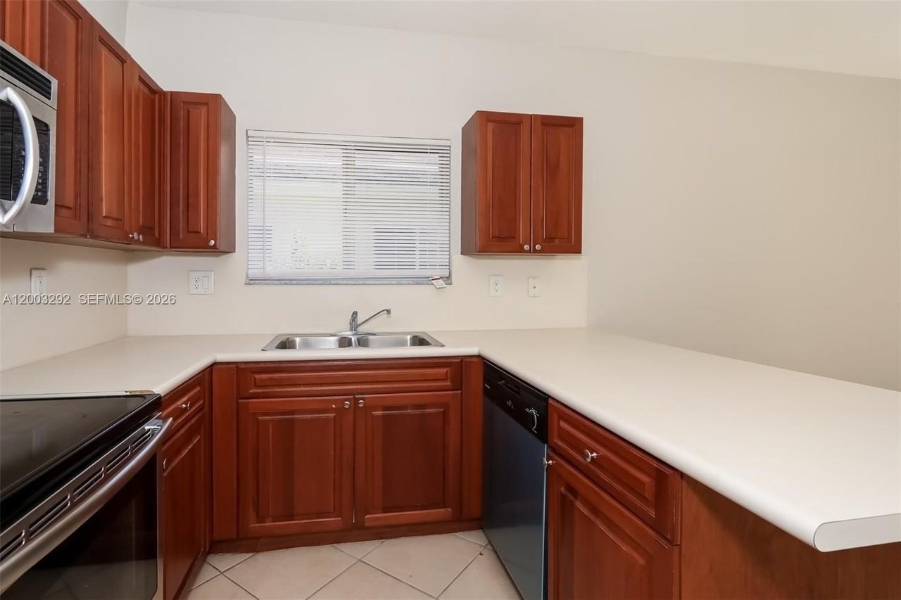 3168 Ne 4th St - Photo 7 of 15