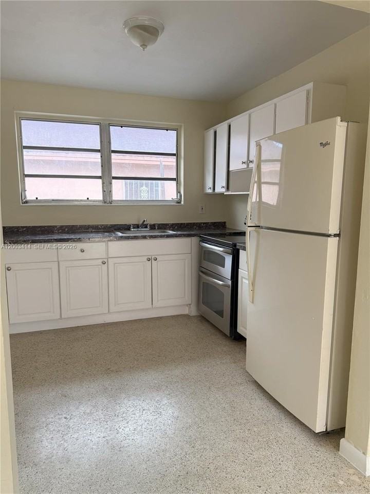 1725 Nw 59th St #3 - Photo 6 of 10