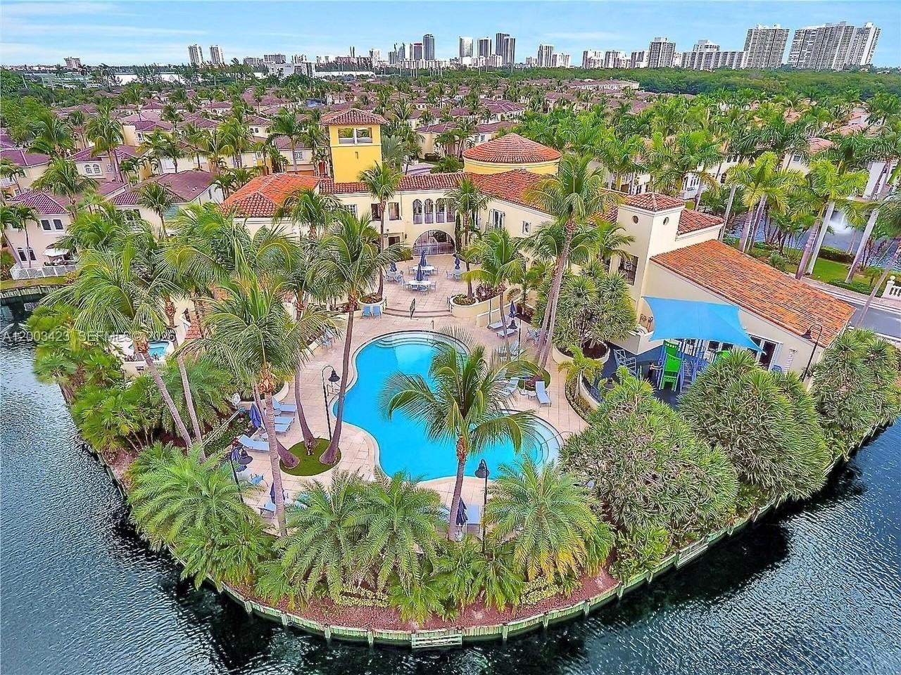 21032 Ne 32nd Ave #21032 - Photo 3 of 22