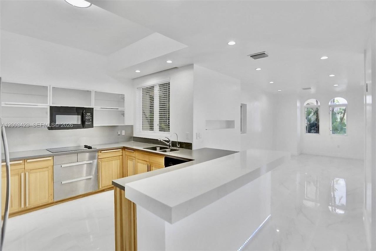 21032 Ne 32nd Ave #21032 - Photo 4 of 22