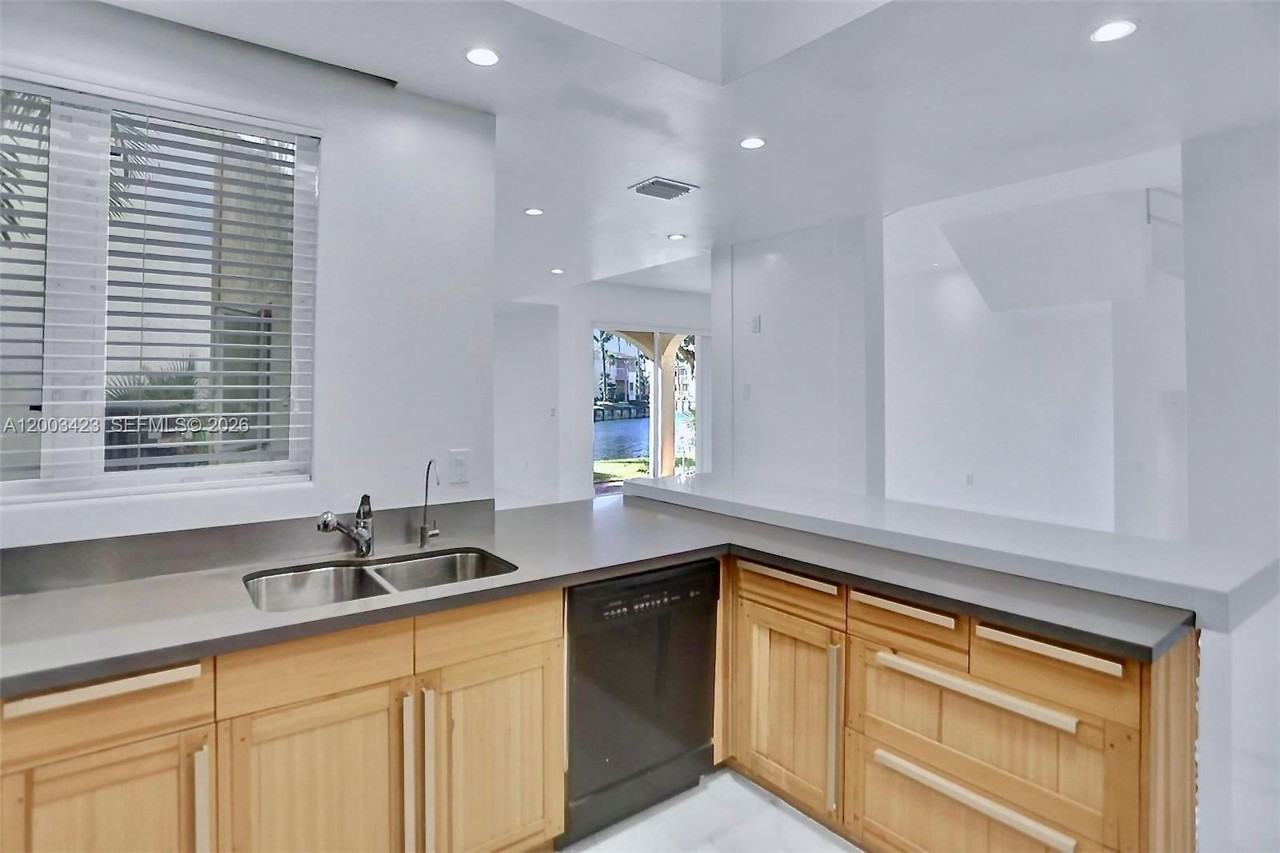 21032 Ne 32nd Ave #21032 - Photo 5 of 22