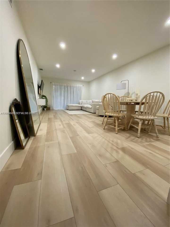 1200 Tallwood Ave #302 - Photo 3 of 20