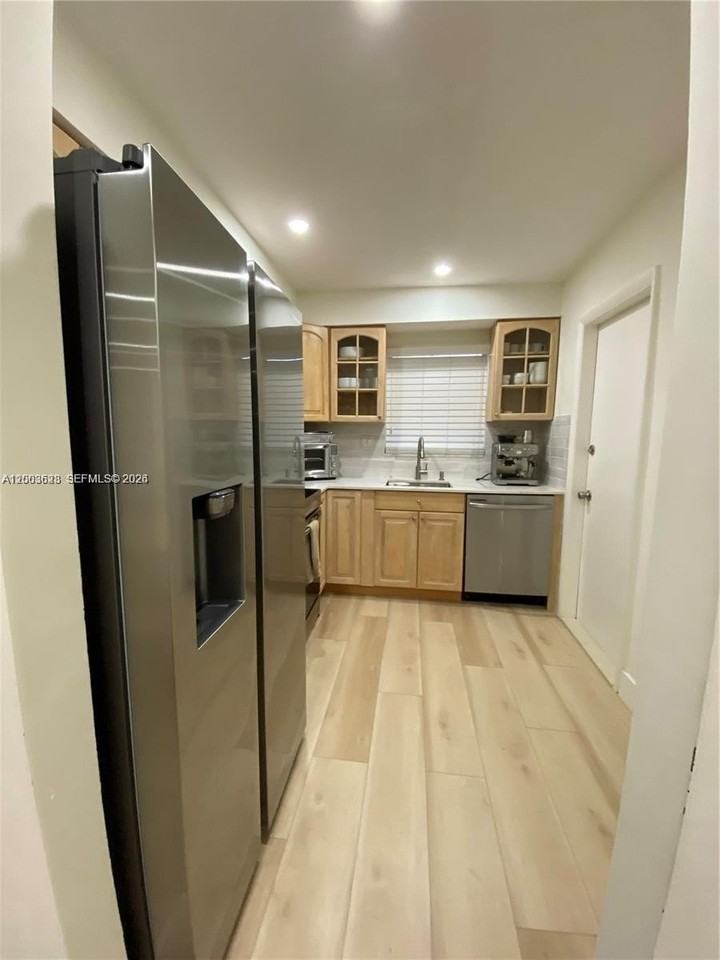 1200 Tallwood Ave #302 - Photo 7 of 20