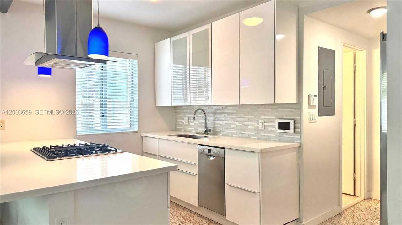 643 Jefferson Ave #3 - Photo 3 of 10
