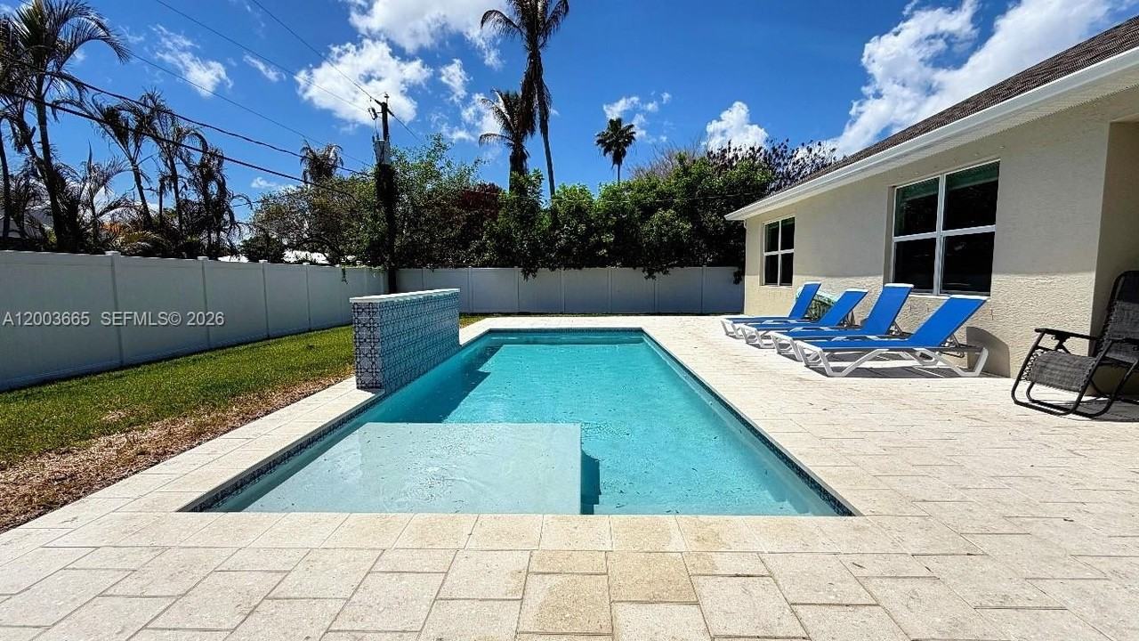 2402 Se Gillette Ave - Photo 3 of 22